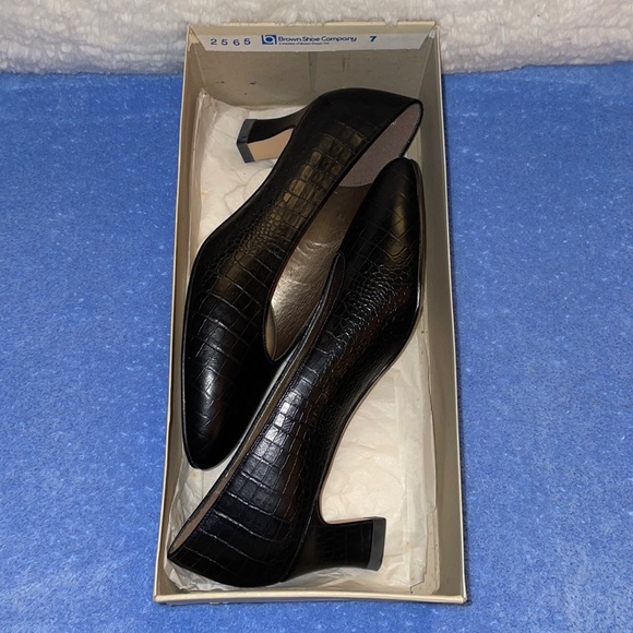 NWT NATURALIZER Women’s Angie Black Dress Shoes. 2” heel. - Picture 2 of 14